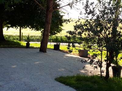 © Marie-Claire Dupont La demeure d'Ezilda à Fléac sur Seugne Le coin détente Le petit salon Le parc Vue sur les vignes Le parking Déjeuner dans le parc L'entrée La télévision Le salon Vue d'ensemble La salle à manger pour 8 personnes Vue de la cuisine bien équipée La cuisine Le café La salle de bain La Baignoire et la douche La chambre de l'écrivain La salle d'eau RDC La chambre du musicien Le coin repas barbecue