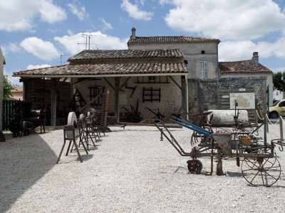 © Salle artisanat Salle agriculture 2 Salle de Classe Salle agriculture 3 Salle agriculture 4 Façade et parc Salle de Vie Commune Extérieur - vieilles charrues Extérieur - Maréchal ferrant Viticulteur Moissonneur Salle Artisanat - vue Chai Outils Arisanat Salle de vie Commune 2 Salle de vie Commune 3 Outils Artisanat 2 Musée Artisanal et Rural de Clion_Clion