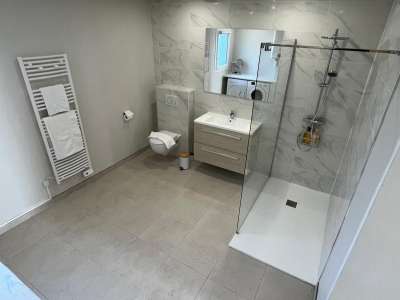 © Piscine Piscine Façade salon cuisine chambre 1 chambre 2 salle de bain salle de bain - laverie Exterieur