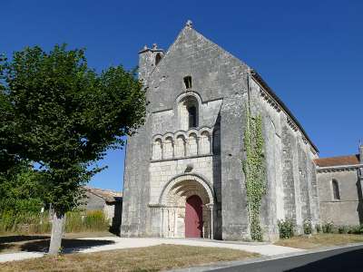 © Rayonnantes de Haute Saintonge N°5 et N°6 Jonzac - Mirambeau - Vitrezay Gironde 8 L'église Saint-Philippe et Saint-Jacques de St-Simon-de-Bordes Le plan d'eau de St-Simon-de-Bordes Petit Niort et l'église Saint-Martin dans leur paysage vallonné Petit Niort et l'église Saint-Martin dans leur paysage vallonné L'église de St-Bonnet-sur-Gironde Cyclotouriste devant le ponton-carrelet de Vitrezay Promenade familiale en vélo dans le marais de Vitrezay Paysage du marais de Vitrezay Vue aérienne de Port Vitrezay Promenade familiale en vélo dans le marais de Vitrezay La table de lecture du paysage de l'estuaire de la Gironde à Vitrezay Le port de plaisance de Vitrezay Une