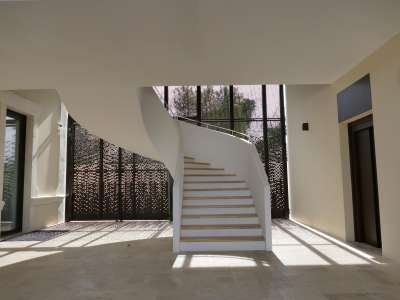 © L'escalier intérieur central