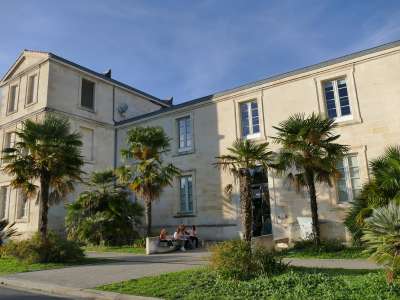 © Vue extérieure du bâtiment