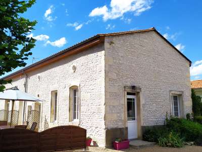 © Façade Terrace Piscine Rez-de-chaussée ouvert Rez-de-chaussée ouvert Chambre prinipalle Salle de bain attenant Chambre 2 Chambre 3 salle de bain familiale Aire de jeu Abri à la piscine Jardin