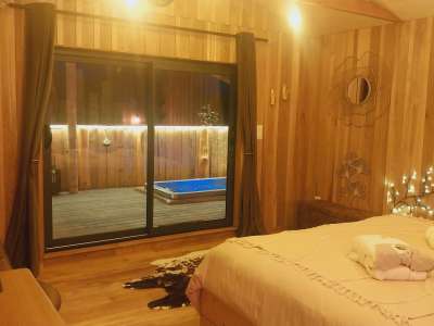 © cottage cottage by night chambresuite terrassesuite chambre jaccuzi statue cottage sauna vue extérieure coin repos night terrasse coin repas salle d'eau terrasse3 terrasse4 entrée parking