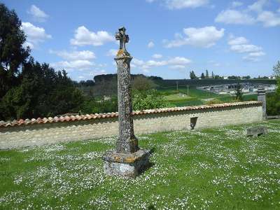 © Croix devant l'église Saint-Pierre es Liens de Champagnac