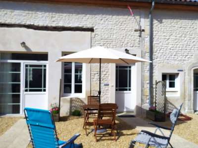 © Façade Rez de chaussée Rez de chaussée Cuisine La chambre, lit de 140cm La chambre Salle de douche attenante Piscine Abri à la piscine Main courante pour faciliter l'entrée à la piscine Jardin