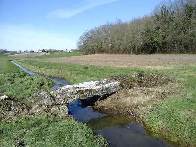 © Le pont de Guingan qui enjambe la charmante rivière la Cendronne