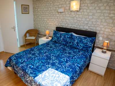© Façade Rez de chaussée Rez de chaussée Cuisine La chambre, lit de 140cm La chambre Salle de douche attenante Piscine Abri à la piscine Main courante pour faciliter l'entrée à la piscine Jardin