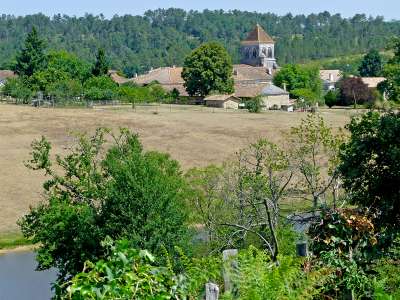 © Vue sur le village de St-Martin-de-Coux et son église