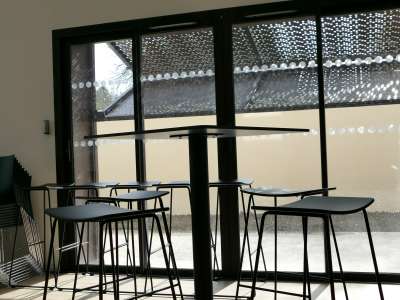© Table et mange-debout de l'espace coworking