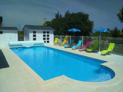 © Façade Rez de chaussée Rez de chaussée Cuisine La chambre, lit de 140cm La chambre Salle de douche attenante Piscine Abri à la piscine Main courante pour faciliter l'entrée à la piscine Jardin