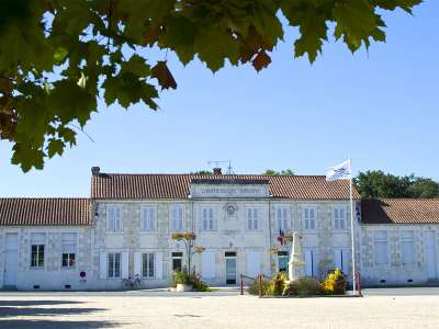 © Paysage aux alentours du port du Lys à Salignac-sur-Charente Le port du Lys sur l'itinéraire de la Flow Vélo Le château de La Garde Une croix de chemin L'église Saint-Louis de Salignac-sur-Charente La Mairie et le monument aux morts de Salignac-sur-Charente Le monument aux morts de Salignac-sur-Charente La campagne salignacaise et le château de La Garde Un porche typiquement charentais dans le bourg Une façade en moellons typique des Charentes à retrouver dans le bourg Un puits dans le bourg de Salignac-sur-Charente