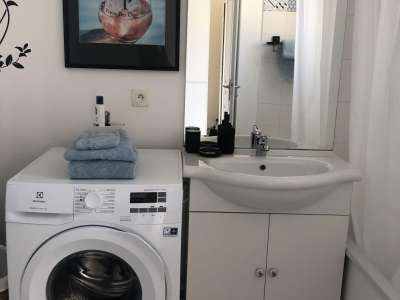 © Chambre Séjour bien aménagé Sdb avec machine lave-linge Canapé Les trois hirondelles Televisión et chambre Cuisine et grand frigo Balcon Évier