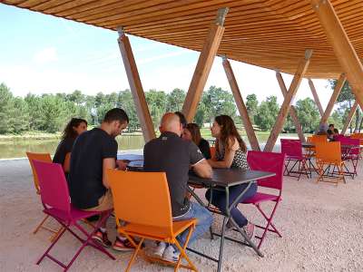 © La terrasse ombragée du snack, avec vue sur le lac Baron-Desqueyroux