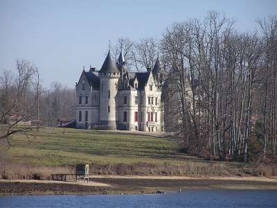 © Le château de St-Maigrin (privé) au bord de l'étang que vous apercevrez de la route
