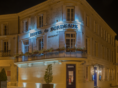 © Hotel de Bordeaux à Pons - Façade de nuit