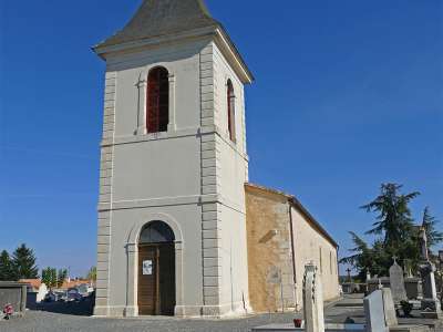 © L'étang de Vallet L'église Saint-Étienne de Pommiers L'église Saint-Hilaire de Cou Le square de la Mairie de Chardes a fontaine des Esserts à Chardes La forêt de la Lande de Montendre, ses pins maritimes et ses bruyères fleuries La Tour carrée du château de Montendre Le musée d'Arts et Traditions populaires de Montendre Le lac Baron-Desqueyroux à Montendre et point de départ du circuit