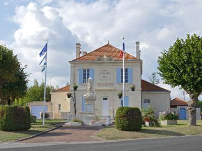 © La Mairie et le monument aux morts de St-Léger
