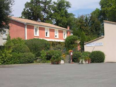 © Façade du restaurant L'Auberge des Lacs Bleus à Clérac en Haute-Saintonge