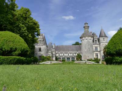 © Le château d'Usson, maintenant Château des Énigmes, anciennement des Égreteaux