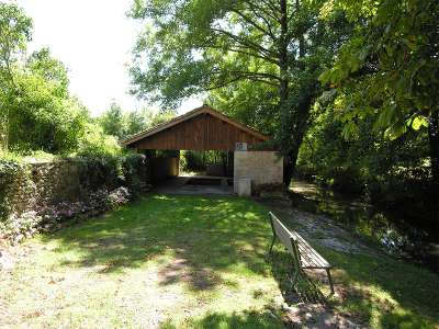 © Dès le départ, découvrez dans le bourg le lavoir restauré sur les bords du Tarnac
