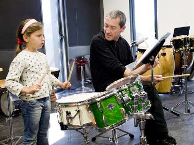 © L'École des Arts de Haute-Saintonge Ecole des Arts de Haute-Saintonge theatre musique chant Charente-Maritime Un cours de batterie Hervé Sardin et ses jeunes élèves Un cours de chant Cours de guitare avec Christian Zago Un cours de piano De jeunes élèves Un cours de solfège Répétition du spectacle de fin d'année élèves-professeurs Exercice imposé en cours de danse classique L'Auditorium Un cours de cuivres avec Hervé Sardin Les petits rats écoutent les consignes du professeur, Christine Bourguignon Un élève studieux qui étudie le solfège L'École des Arts de Haute-Saintonge Des petits rats en cours de danse classique Des élèves du cours de chant en répétition du spectacle de fin d'année élèves-professeurs Un cours de chant Figure imposée durant un cours de danse classique L'entrée de l'École des Arts de Haute-Saintonge