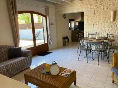© piscine Domaine Bardon terrasse coin repas coin salon Vue piscine Campagne de Chaunac espace piscine coin relax