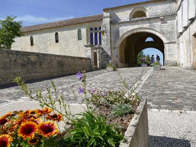 © Le passage voûté de l'Hôpital des Pèlerins