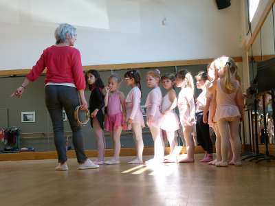 © L'École des Arts de Haute-Saintonge Ecole des Arts de Haute-Saintonge theatre musique chant Charente-Maritime Un cours de batterie Hervé Sardin et ses jeunes élèves Un cours de chant Cours de guitare avec Christian Zago Un cours de piano De jeunes élèves Un cours de solfège Répétition du spectacle de fin d'année élèves-professeurs Exercice imposé en cours de danse classique L'Auditorium Un cours de cuivres avec Hervé Sardin Les petits rats écoutent les consignes du professeur, Christine Bourguignon Un élève studieux qui étudie le solfège L'École des Arts de Haute-Saintonge Des petits rats en cours de danse classique Des élèves du cours de chant en répétition du spectacle de fin d'année élèves-professeurs Un cours de chant Figure imposée durant un cours de danse classique L'entrée de l'École des Arts de Haute-Saintonge