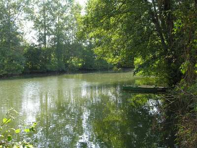 © La Dronne, rivière séparant la Haute-Saintonge du Nord du Périgord