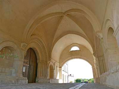 © La voûte de l'Hôpital des Pèlerins où passait la N137 jusque dans les années 60
