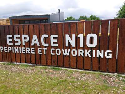© L'espace N10 de coworking à Montlieu-la-Garde L'espace N10 de coworking à Montlieu-la-Garde L'espace N10 de coworking à Montlieu-la-Garde L'espace N10 de coworking à Montlieu-la-Garde La salle de réunion de l'espace N10 de coworking à Montlieu-la-Garde La salle de réunion de l'espace N10 de coworking à Montlieu-la-Garde L'espace N10 de coworking à Montlieu-la-Garde vu de l'extérieur Le panneau d'entrée de l'espace N10 de coworking à Montlieu-la-Garde Vue aérienne de la pépinière d'entreprise de Montlieu-la-Garde Vue aérienne de la pépinière d'entreprise de Montlieu-la-Garde Vue aérienne de la pépinière d'entreprise de Montlieu-la-Garde Vue aérienne de la pépinière d'entreprise de Montlieu-la-Garde