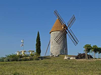 © Le moulin d'Arthus et ses tables de lecture du paysage du Vignoble du Cognac