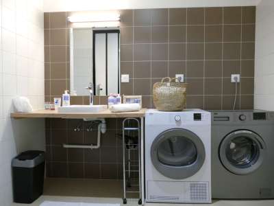 © Salle de douche avec machines à laver et sécher