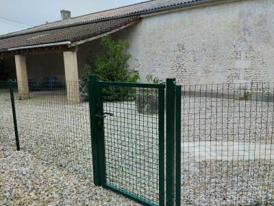 © Piscine chauffée Extérieur de la maison Extérieur Portillon d'accès vers jardin et piscine Cuisine aménagée et équipée Séjour Séjour Salle d'eau Salle d'eau Chambre 1 Chambre 1 Escalier vers étage Couloir étage Chambre 2 (étage) Chambre 3 (étage) Chambre 3 (étage) Chambre 3 (étage) Terrasse maison Piscine chauffée Extérieur piscine Nos chèvres