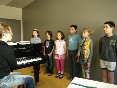 © Un cours de batterie Christine Bourguignon donne ses conseils à ses petits rats Hervé Sardin et ses jeunes élèves Un cours de chant Cours de guitare avec Christian Zago Un cours de piano De jeunes élèves Un cours de solfège Répétition du spectacle de fin d'année élèves-professeurs Exercice imposé en cours de danse classique L'École des Arts de Haute-Saintonge L'Auditorium Un cours de cuivres avec Hervé Sardin Les petits rats écoutent les consignes du professeur, Christine Bourguignon Un élève studieux qui étudie le solfège Des petits rats en cours de danse classique L'École des Arts de Haute-Saintonge Des élèves du cours de chant en répétition du spectacle de fin d'année élèves-professeurs Un cours de chant Figure imposée durant un cours de danse classique L'entrée de l'École des Arts de Haute-Saintonge