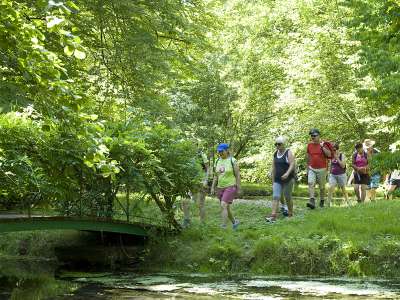© Randonneurs dans le parc des Fontaines bleues du château de Beaulon