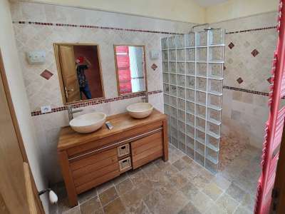 © Chambre-zen-dessus-blanc-au13orintérieur-Champagnolles Maison-Charentaise-Chambres-d'hôtes-Champagnolles piscine-au13orinterieur-Champagnolle-Charente maritime.jpg boudha--champagnolles Salle de bain-chambre-moderne-Charente-Maritime Coin-cuisine-frigo-champagnolles(1) Salon-chambre-d'hôtes-zen-Charente-Maritime maison -hôtes-terrasse-charete-maritime-au 13or intérieur Douche -exterieur-piscine- 13or intérieur Extérieur avec votre coin terrasse