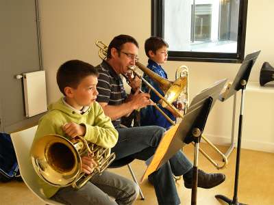 © L'École des Arts de Haute-Saintonge Ecole des Arts de Haute-Saintonge theatre musique chant Charente-Maritime Un cours de batterie Hervé Sardin et ses jeunes élèves Un cours de chant Cours de guitare avec Christian Zago Un cours de piano De jeunes élèves Un cours de solfège Répétition du spectacle de fin d'année élèves-professeurs Exercice imposé en cours de danse classique L'Auditorium Un cours de cuivres avec Hervé Sardin Les petits rats écoutent les consignes du professeur, Christine Bourguignon Un élève studieux qui étudie le solfège L'École des Arts de Haute-Saintonge Des petits rats en cours de danse classique Des élèves du cours de chant en répétition du spectacle de fin d'année élèves-professeurs Un cours de chant Figure imposée durant un cours de danse classique L'entrée de l'École des Arts de Haute-Saintonge