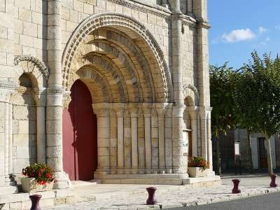© Le portail de l'église Saint-Pierre de Bois