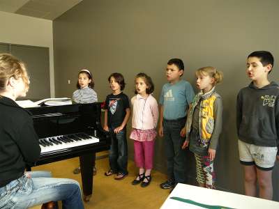 © L'École des Arts de Haute-Saintonge Ecole des Arts de Haute-Saintonge theatre musique chant Charente-Maritime Un cours de batterie Hervé Sardin et ses jeunes élèves Un cours de chant Cours de guitare avec Christian Zago Un cours de piano De jeunes élèves Un cours de solfège Répétition du spectacle de fin d'année élèves-professeurs Exercice imposé en cours de danse classique L'Auditorium Un cours de cuivres avec Hervé Sardin Les petits rats écoutent les consignes du professeur, Christine Bourguignon Un élève studieux qui étudie le solfège L'École des Arts de Haute-Saintonge Des petits rats en cours de danse classique Des élèves du cours de chant en répétition du spectacle de fin d'année élèves-professeurs Un cours de chant Figure imposée durant un cours de danse classique L'entrée de l'École des Arts de Haute-Saintonge