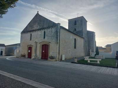 © Rayonnantes de Haute Saintonge N°5 et N°6 Jonzac - Mirambeau - Vitrezay Gironde 8 L'église Saint-Philippe et Saint-Jacques de St-Simon-de-Bordes Le plan d'eau de St-Simon-de-Bordes Petit Niort et l'église Saint-Martin dans leur paysage vallonné Petit Niort et l'église Saint-Martin dans leur paysage vallonné L'église de St-Bonnet-sur-Gironde Cyclotouriste devant le ponton-carrelet de Vitrezay Promenade familiale en vélo dans le marais de Vitrezay Paysage du marais de Vitrezay Vue aérienne de Port Vitrezay Promenade familiale en vélo dans le marais de Vitrezay La table de lecture du paysage de l'estuaire de la Gironde à Vitrezay Le port de plaisance de Vitrezay Une