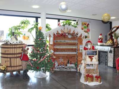 © La boutique des produits du terroir Le mur des teintes de pineaux des Charentes et de cognacs Découverte du mur des teintes des pineaux des Charentes et cognacs La boutique de produits du terroir aux couleurs de Noël La boutique de produits du terroir aux couleurs de Noël La boutique de produits du terroir aux couleurs de Noël La boutique de produits du terroir aux couleurs de Noël La Maison de la Vigne et des Saveurs de Haute-Saintonge L'Espace Scénographie L'Espace Scénographie L'Espace Scénographie Un atelier de cuisine La boutique des produits du terroir Un atelier culinaire Parents-Enfants Un atelier dégustation Un atelier dégustation La Fête des Vendanges La Fête des Vendanges On verse sa récolte de raisins dans la hotte La Fête des Vendanges La Fête des Vendanges Le médiapôle