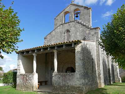 © L'église de Machennes, une des deux église de Mazerolles
