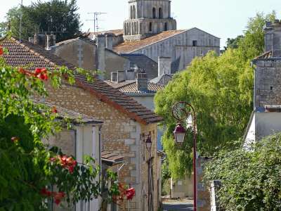 © Le bourg de Nieul-le-Virouil et son église avec son clocher en forme de pomme de pin