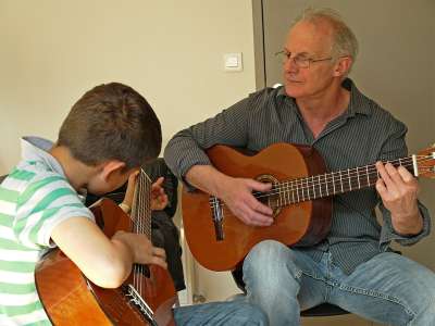 © L'École des Arts de Haute-Saintonge Ecole des Arts de Haute-Saintonge theatre musique chant Charente-Maritime Un cours de batterie Hervé Sardin et ses jeunes élèves Un cours de chant Cours de guitare avec Christian Zago Un cours de piano De jeunes élèves Un cours de solfège Répétition du spectacle de fin d'année élèves-professeurs Exercice imposé en cours de danse classique L'Auditorium Un cours de cuivres avec Hervé Sardin Les petits rats écoutent les consignes du professeur, Christine Bourguignon Un élève studieux qui étudie le solfège L'École des Arts de Haute-Saintonge Des petits rats en cours de danse classique Des élèves du cours de chant en répétition du spectacle de fin d'année élèves-professeurs Un cours de chant Figure imposée durant un cours de danse classique L'entrée de l'École des Arts de Haute-Saintonge