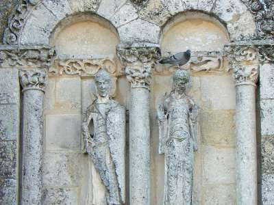 © Statues sur les arcatures de la façade de l'église Saint-Pierre de Pérignac