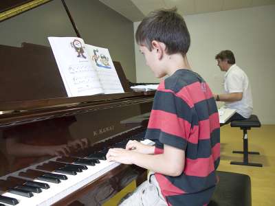 © L'École des Arts de Haute-Saintonge Ecole des Arts de Haute-Saintonge theatre musique chant Charente-Maritime Un cours de batterie Hervé Sardin et ses jeunes élèves Un cours de chant Cours de guitare avec Christian Zago Un cours de piano De jeunes élèves Un cours de solfège Répétition du spectacle de fin d'année élèves-professeurs Exercice imposé en cours de danse classique L'Auditorium Un cours de cuivres avec Hervé Sardin Les petits rats écoutent les consignes du professeur, Christine Bourguignon Un élève studieux qui étudie le solfège L'École des Arts de Haute-Saintonge Des petits rats en cours de danse classique Des élèves du cours de chant en répétition du spectacle de fin d'année élèves-professeurs Un cours de chant Figure imposée durant un cours de danse classique L'entrée de l'École des Arts de Haute-Saintonge