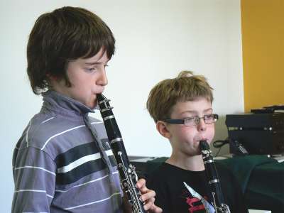 © L'École des Arts de Haute-Saintonge Ecole des Arts de Haute-Saintonge theatre musique chant Charente-Maritime Un cours de batterie Hervé Sardin et ses jeunes élèves Un cours de chant Cours de guitare avec Christian Zago Un cours de piano De jeunes élèves Un cours de solfège Répétition du spectacle de fin d'année élèves-professeurs Exercice imposé en cours de danse classique L'Auditorium Un cours de cuivres avec Hervé Sardin Les petits rats écoutent les consignes du professeur, Christine Bourguignon Un élève studieux qui étudie le solfège L'École des Arts de Haute-Saintonge Des petits rats en cours de danse classique Des élèves du cours de chant en répétition du spectacle de fin d'année élèves-professeurs Un cours de chant Figure imposée durant un cours de danse classique L'entrée de l'École des Arts de Haute-Saintonge