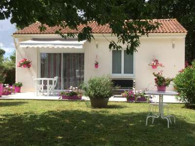 © La MaisAnnette près de Jonzac La MaisAnnette près de Jonzac - Le jardin fleuri La MaisAnnette près de Jonzac - Le jardin fleuri La MaisAnnette près de Jonzac - La terrasse ensoleillée La MaisAnnette près de Jonzac - La terrasse fleurie La MaisAnnette près de Jonzac - Vue sur le parc arboré La MaisAnnette près de Jonzac - Les emplacements de parking La MaisAnnette près de Jonzac - Le séjour La MaisAnnette près de Jonzac - Le séjour La MaisAnnette près de Jonzac - Le séjour La MaisAnnette près de Jonzac - La Cuisine toute équipée La MaisAnnette près de Jonzac - La Chambre avec un lit de 160 La MaisAnnette près de Jonzac - La salle d'eau avec grande douche La MaisAnnette près de Jonzac - Le parc arboré et fleuri La MaisAnnette près de Jonzac - Le parc arboré La MaisAnnette près de Jonzac - L'allée d'accès à la propriété